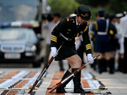 Training details of female PLA honor guards unveiled