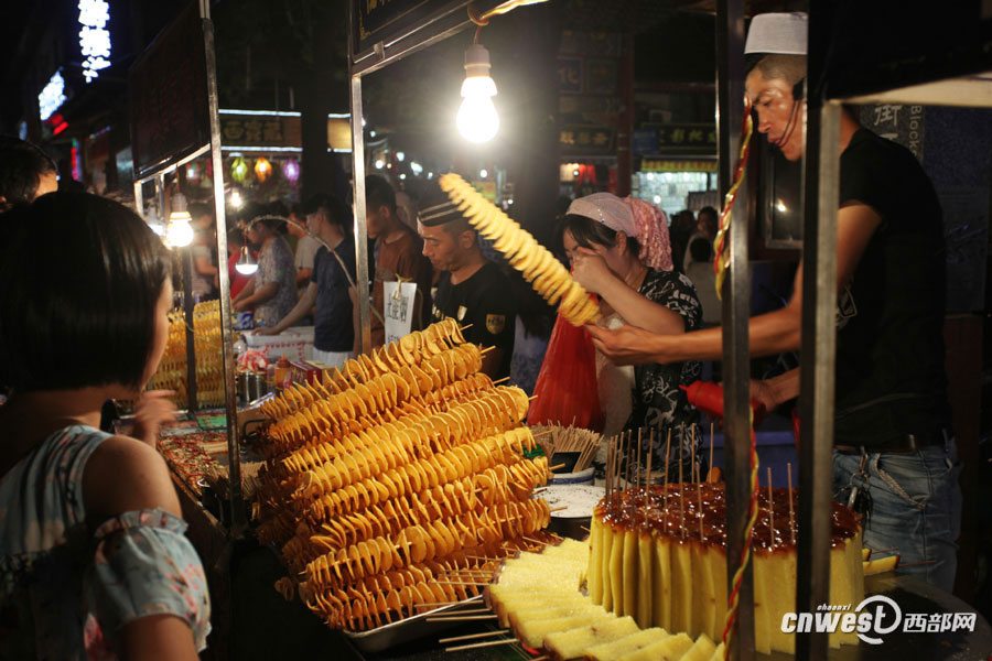 Foodies crowd into Xi'an Muslim snack streets in summer nights