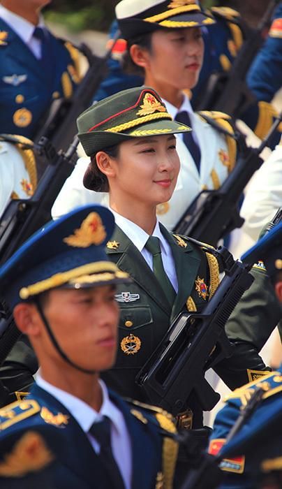 Gorgeous ex-model becomes PLA honor guard for V-day parade