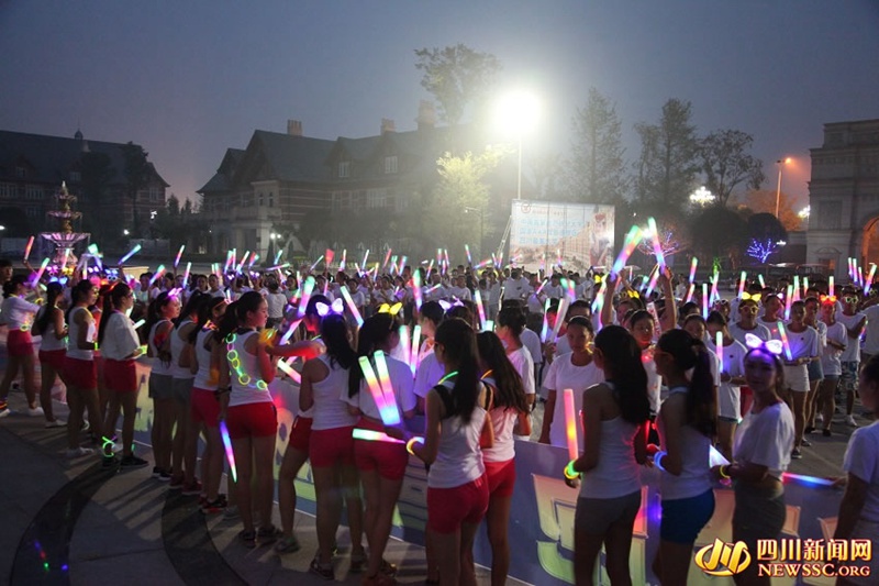 College students hold Nigh Run on the first day of school