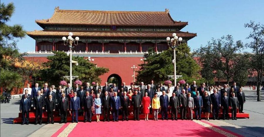 President Xi welcomes foreign attendees to V-Day parade