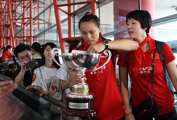 Women's volleyball team receive a hero's welcome