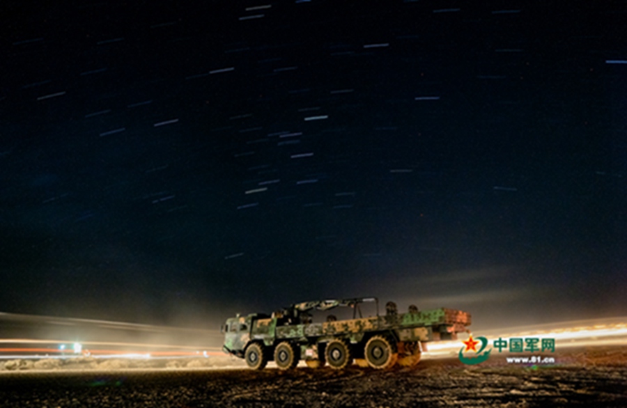 Artillery force holds drill in deserts of NW China