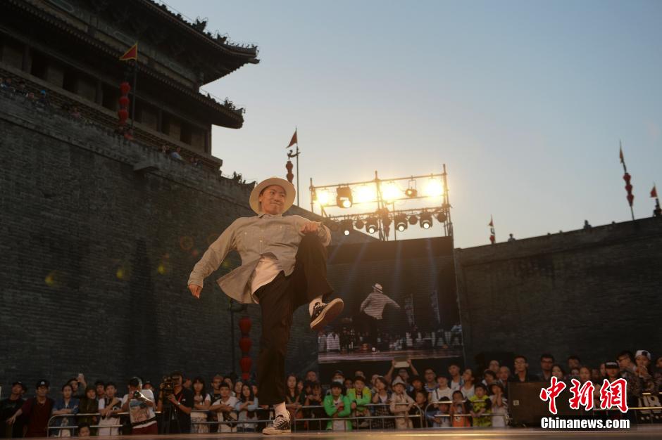 Street dance challenge held under Xi'an city wall