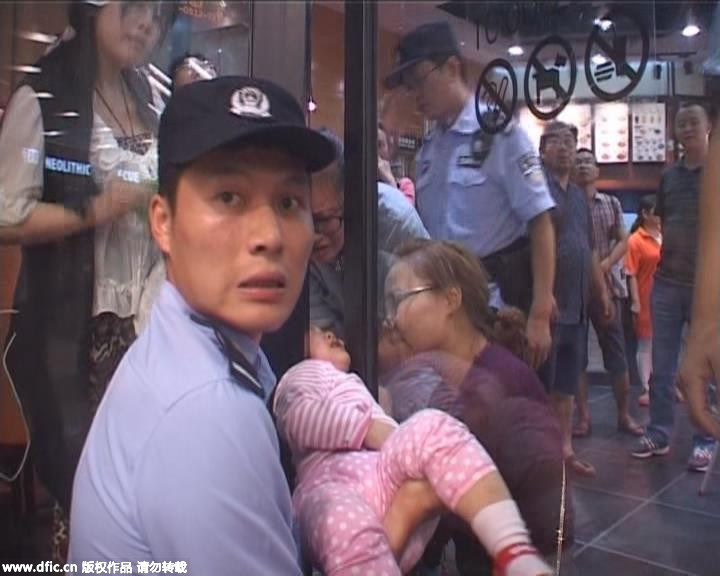 Kid stuck in door recued in E China