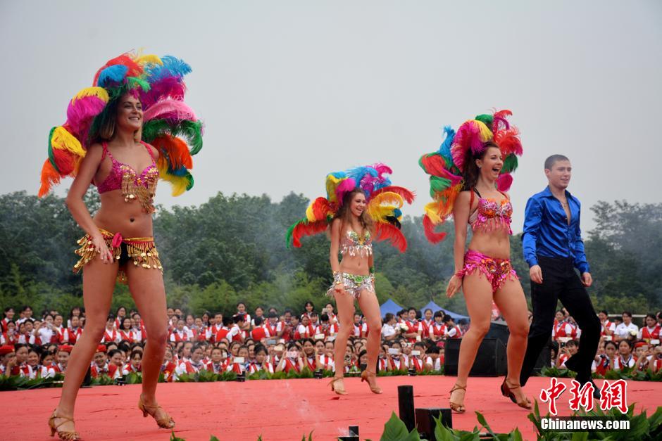 College in Chengdu holds 'Luxury' semester opening ceremony