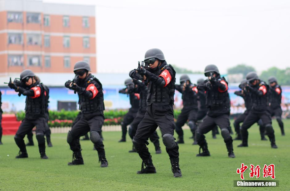 College in Chengdu holds 'Luxury' semester opening ceremony