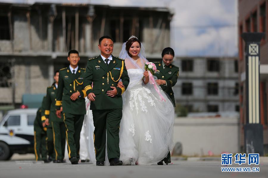 Tibet border soldiers attend group wedding with beloved ones