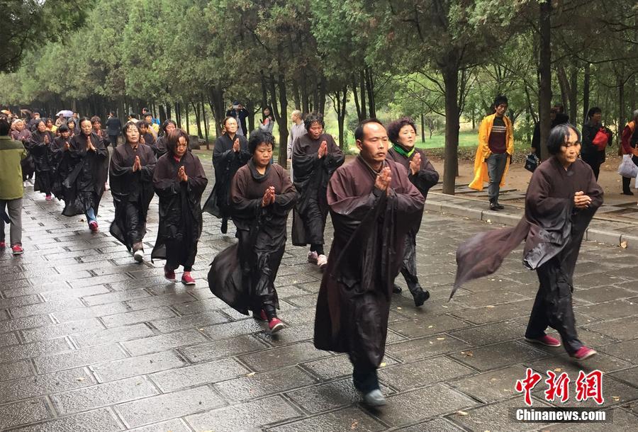 Hundreds of Buddhists participate in pilgrimage to Shaolin Temple