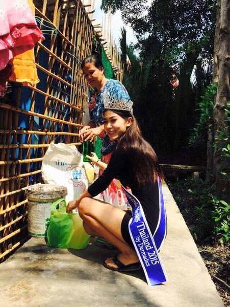 Thai Beauty Queen Kneels Down to Thank Her Impoverished Mother