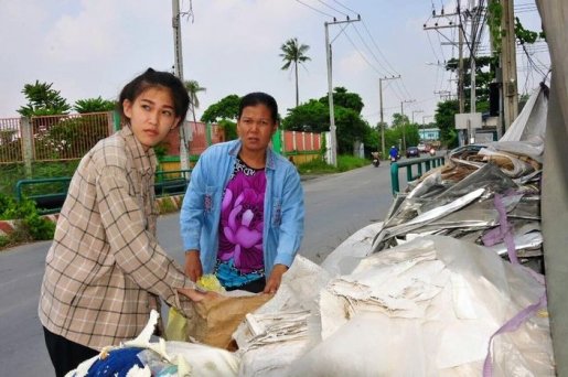 Thai Beauty Queen Kneels Down to Thank Her Impoverished Mother