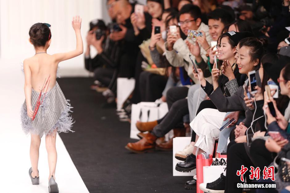 Little models in China's Fashion Week