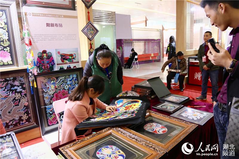 Intangible cultural heritage exhibition along Yangtze River opens in Hubei