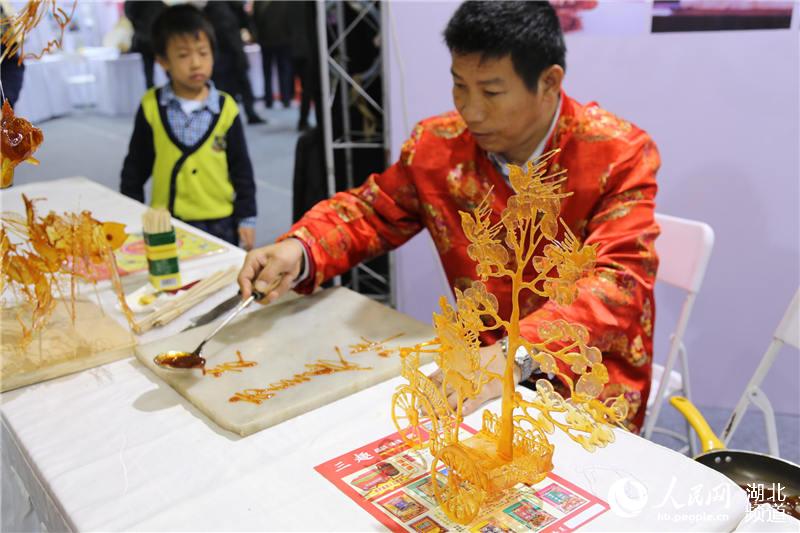 Intangible cultural heritage exhibition along Yangtze River opens in Hubei