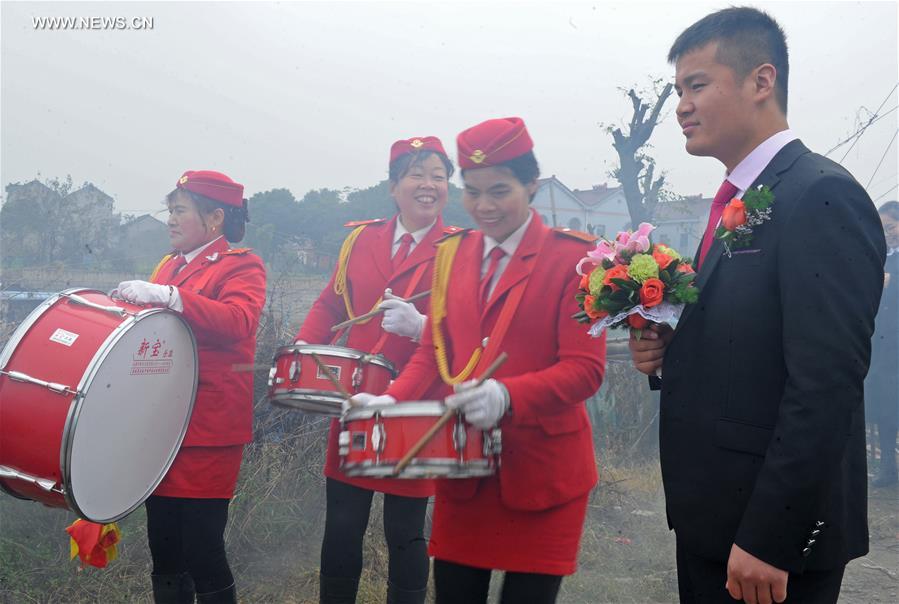 Wedding ceremony held on fishing boat in China's Hangzhou