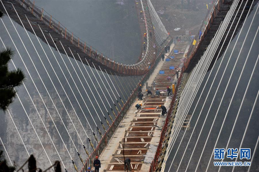 Glass bridge across the Zhangjiajie Grand Canyon to open to public in first half of 2016