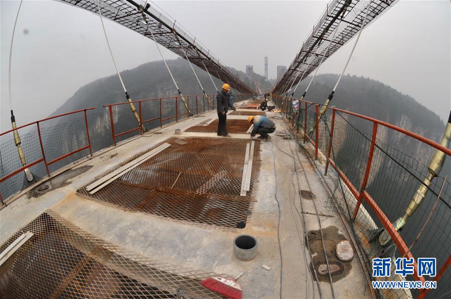 Glass bridge across the Zhangjiajie Grand Canyon to open to public in first half of 2016