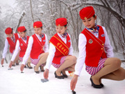 To-be flight attendants undergo training at snow-covered field