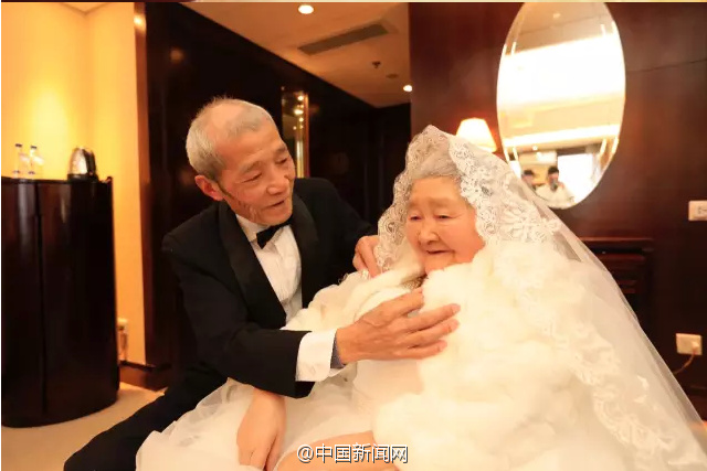 84-year-old man rents entire building to tell his wife he loves her on Valentine’s Day