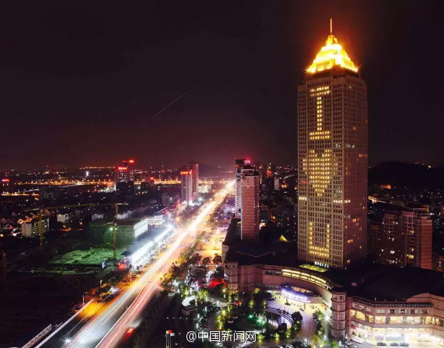 84-year-old man rents entire building to tell his wife he loves her on Valentine’s Day