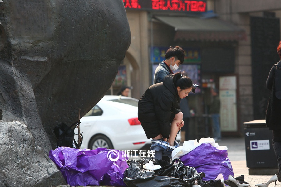 Do not look at me! Models change clothes on street in Hangzhou
