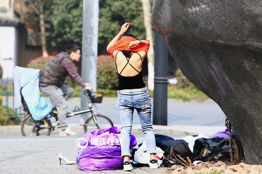 Do not look at me! Models change clothes on street in Hangzhou
