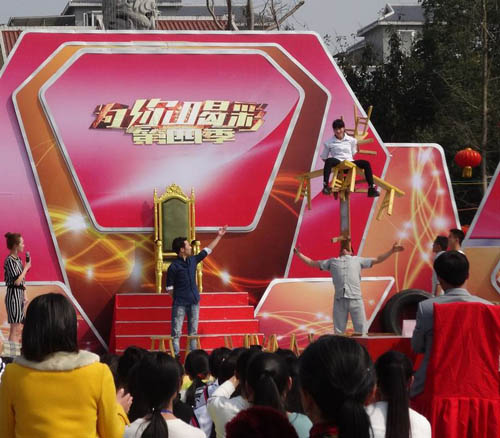 Man breaks Guinness Record by lifting up 24 benches with teeth