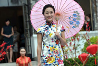 Models in cheongsams present classical oriental beauty