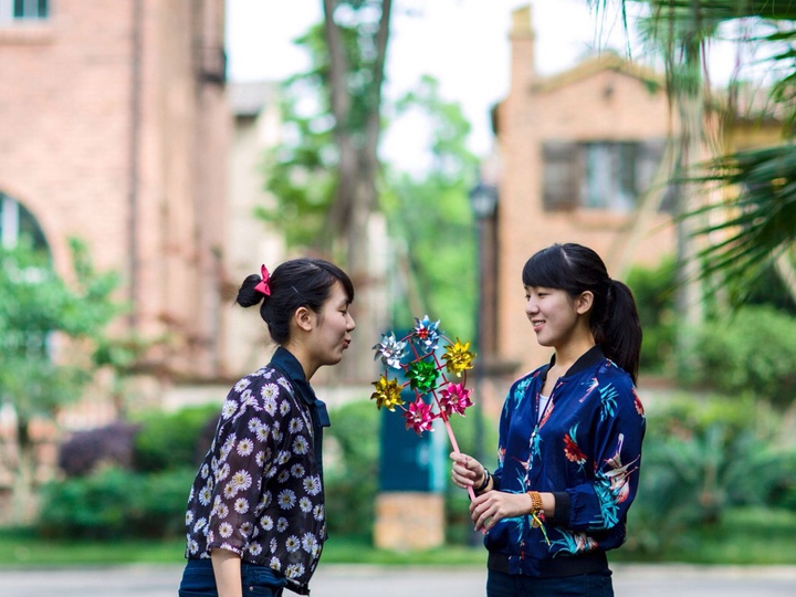 Twin sisters admitted to top universities in UK