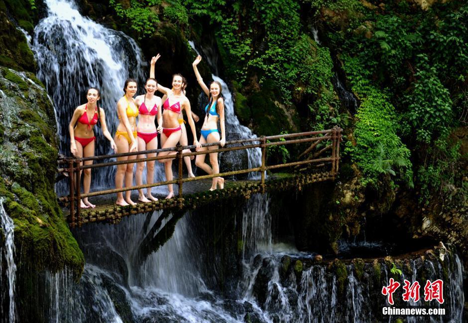 Contestants of Supermodel of the World 2016 debut in Sichuan