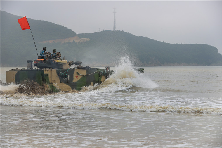 Amphibious mechanized infantry regiment executes coordinated training