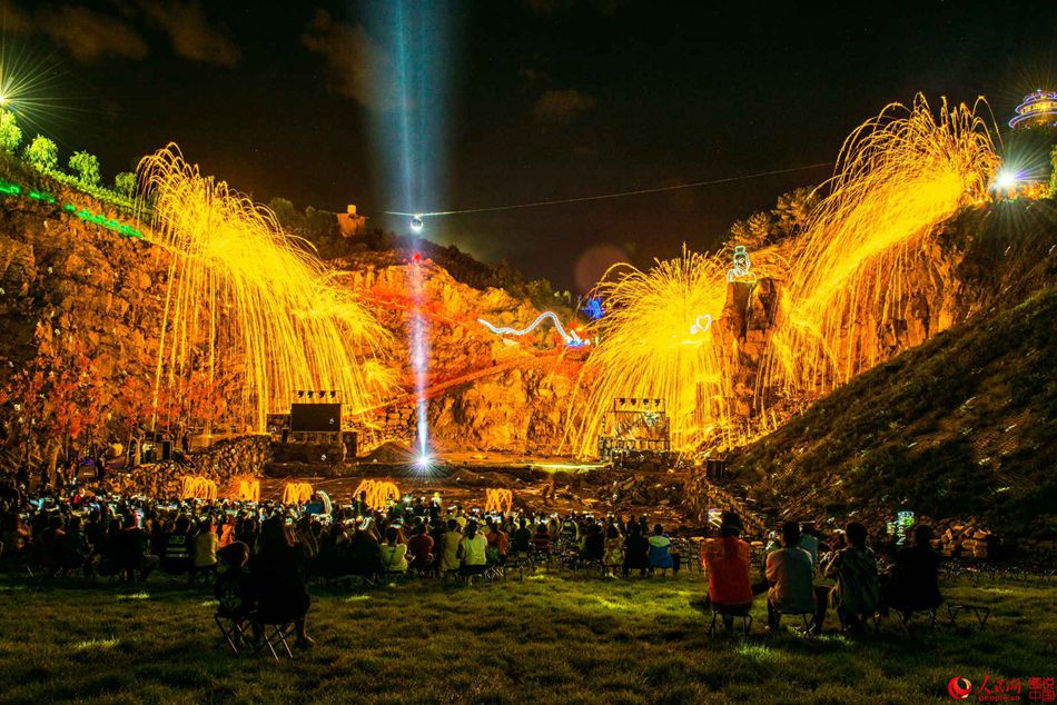 Traditional Chinese molten iron 'fireworks'