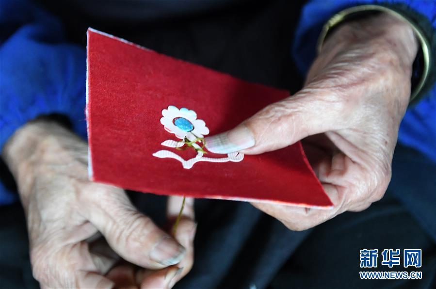 90-year-old Dong woman pass down traditional embroidery skills