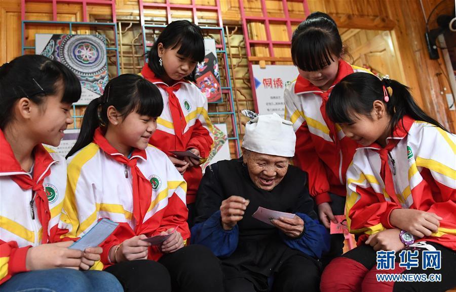 90-year-old Dong woman pass down traditional embroidery skills