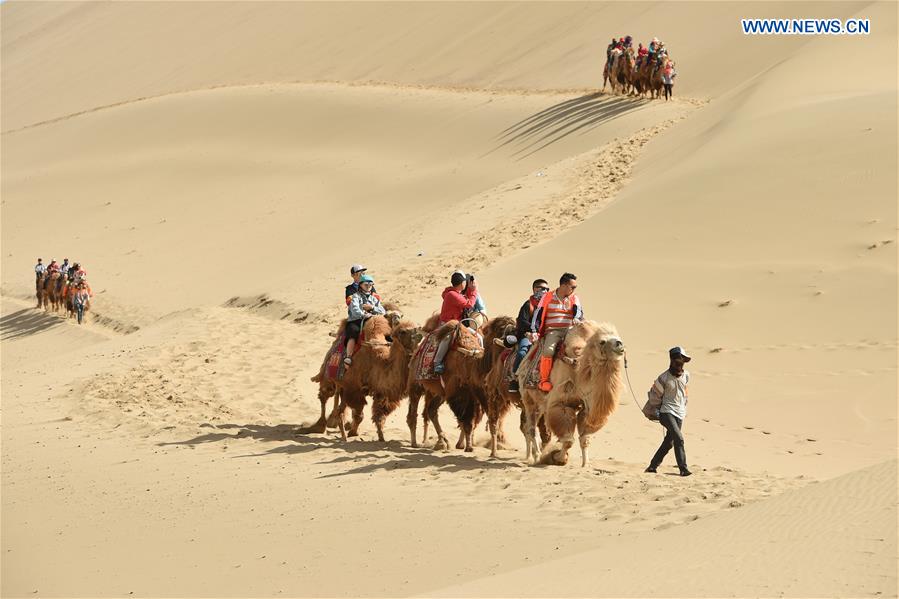 Mingsha Sand Mountain scenery zone in Dunhuang attracts tourists