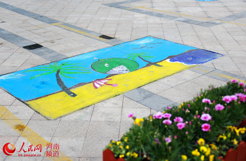 Pupils and parents decorate manhole covers in Zhengzhou