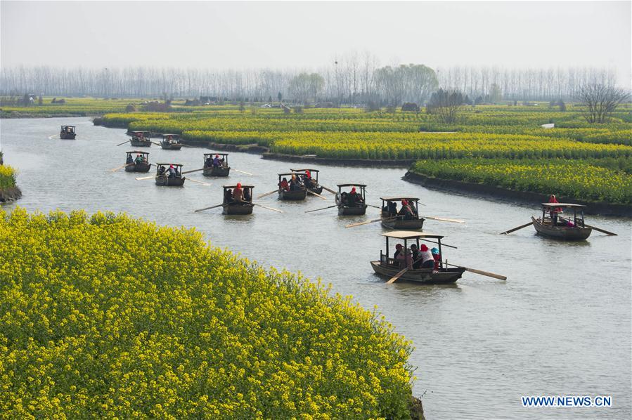 People enjoy scenery of early spring across China