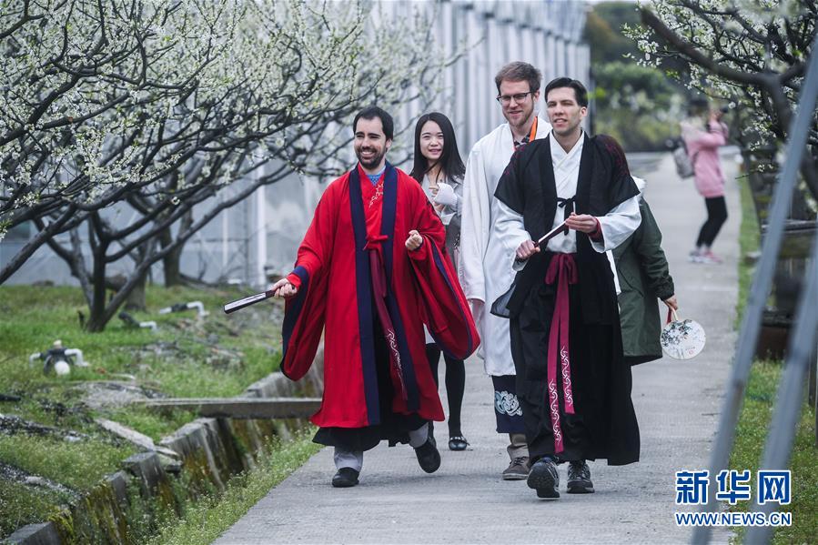 Foreigners wearing Hanfu enjoy spring scenery in E China