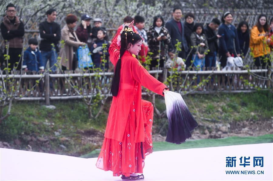 Foreigners wearing Hanfu enjoy spring scenery in E China