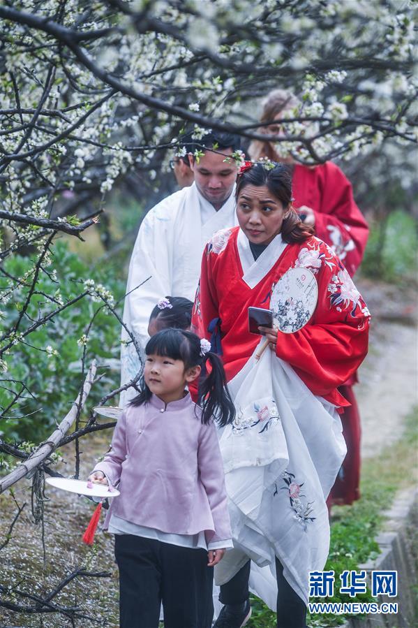 Foreigners wearing Hanfu enjoy spring scenery in E China