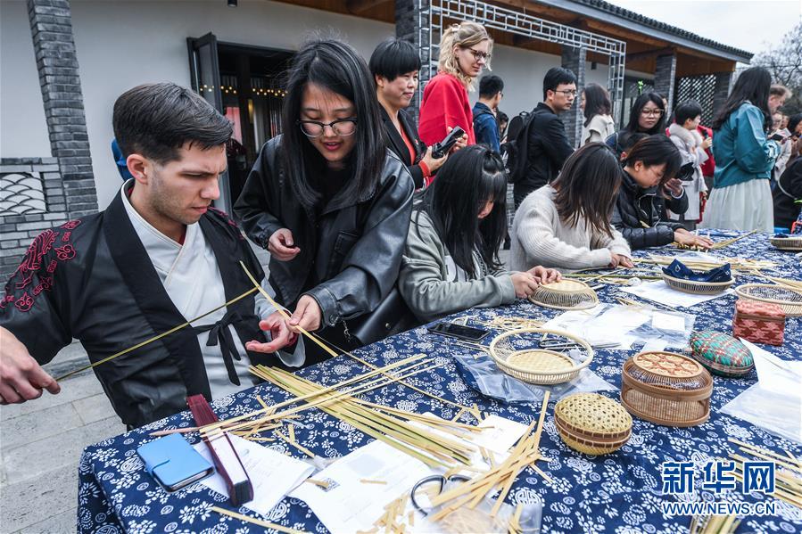 Foreigners wearing Hanfu enjoy spring scenery in E China