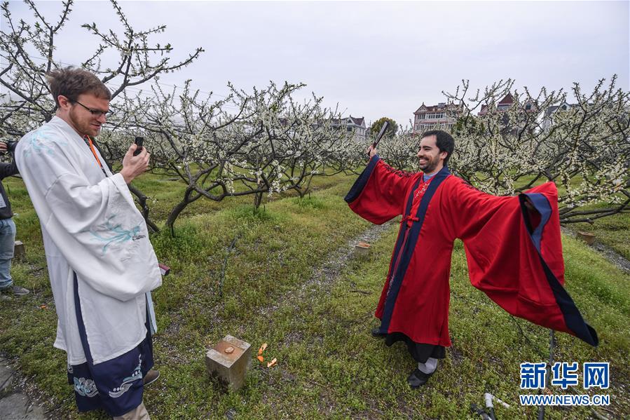 Foreigners wearing Hanfu enjoy spring scenery in E China