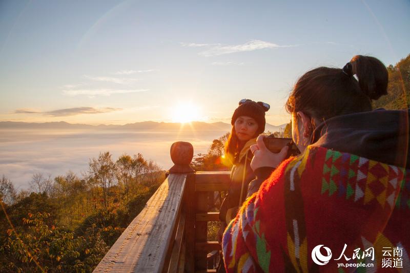 Breathtaking sea of clouds over Jingmai Mountain in Yunnan