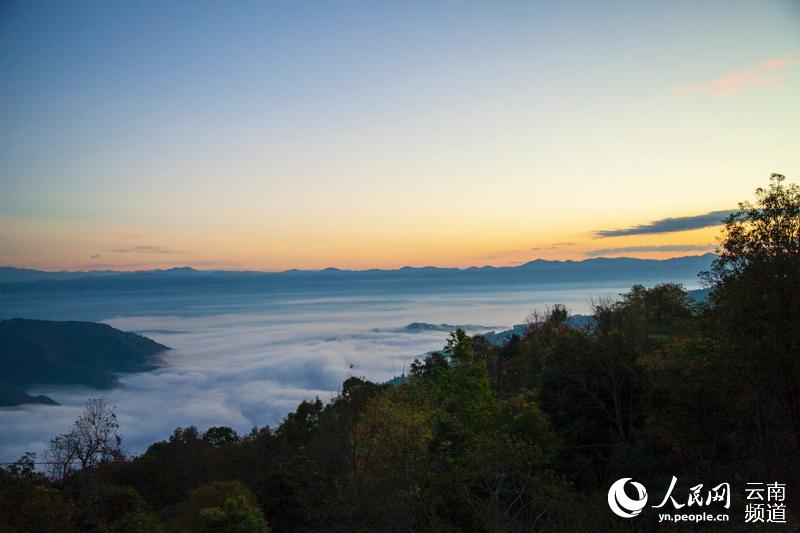 Breathtaking sea of clouds over Jingmai Mountain in Yunnan