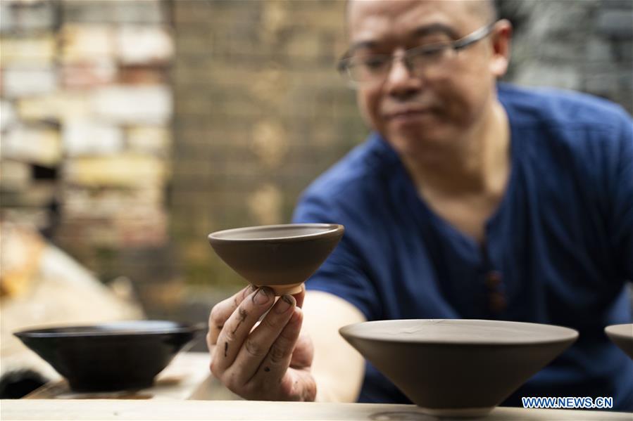 Pic story of porcelain leaf cup maker in Jiangxi