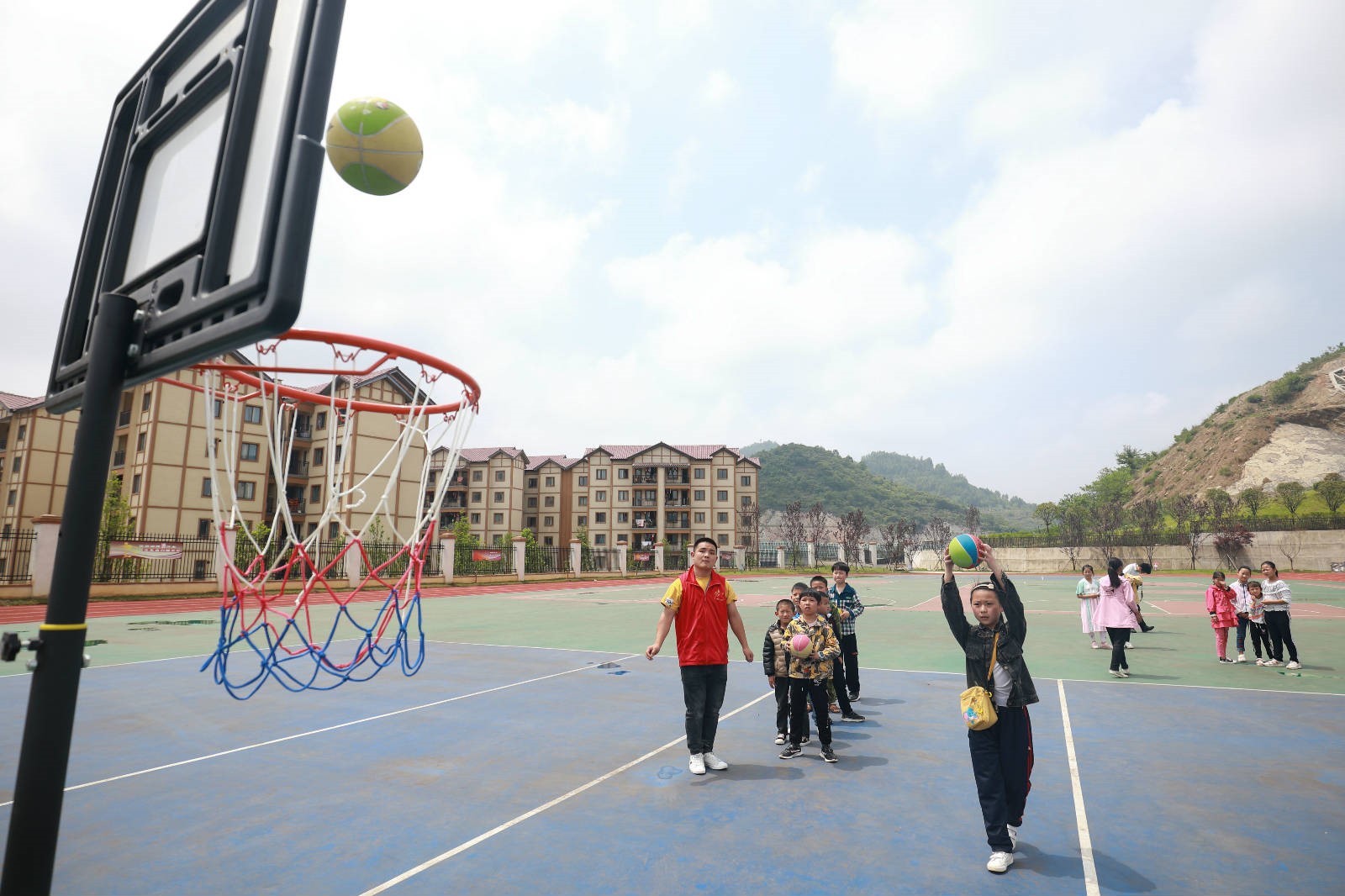 Poverty-relief relocation leads remote village in Guizhou to prosperous life