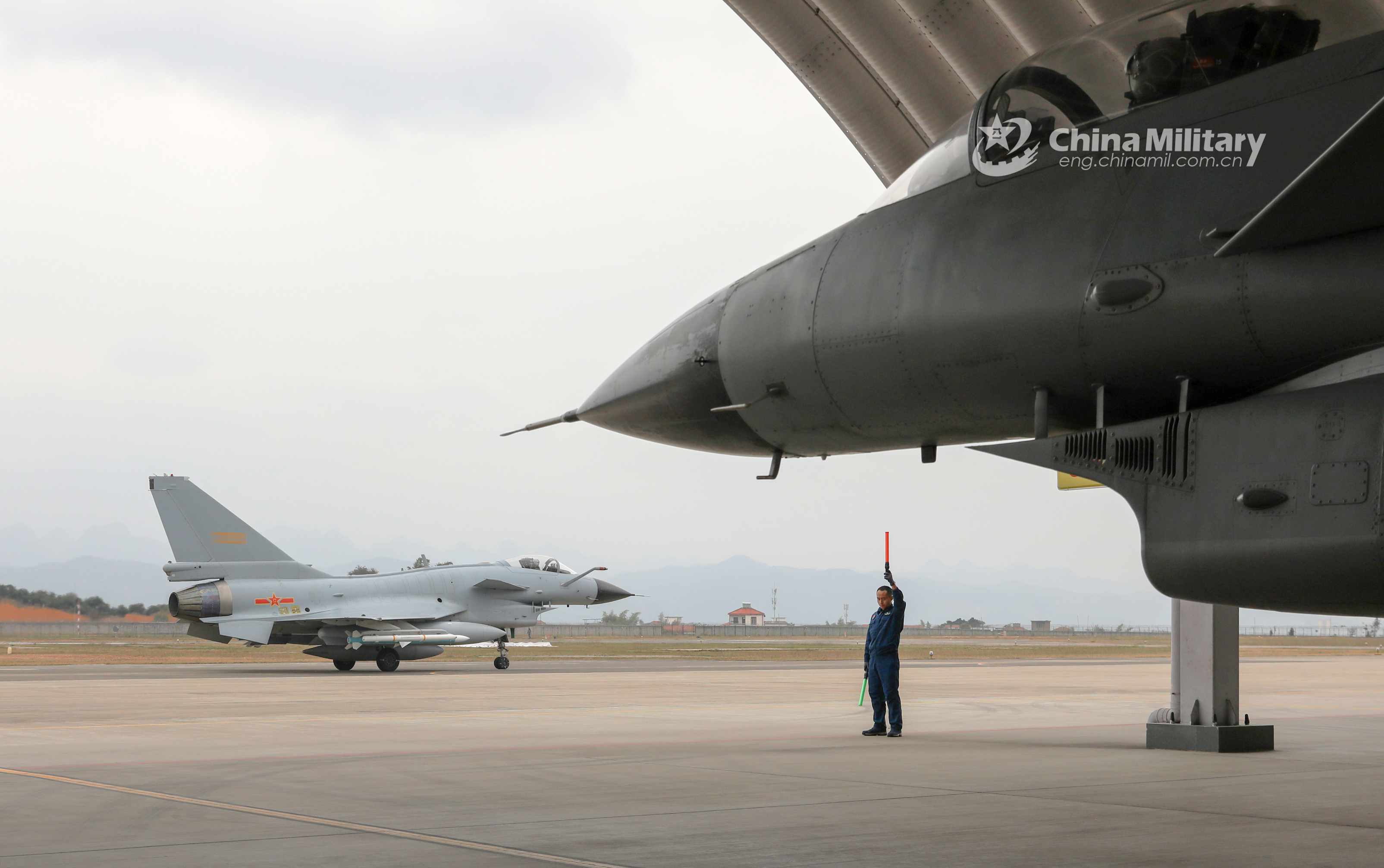 Fighter jets soar to stratosphere above clouds