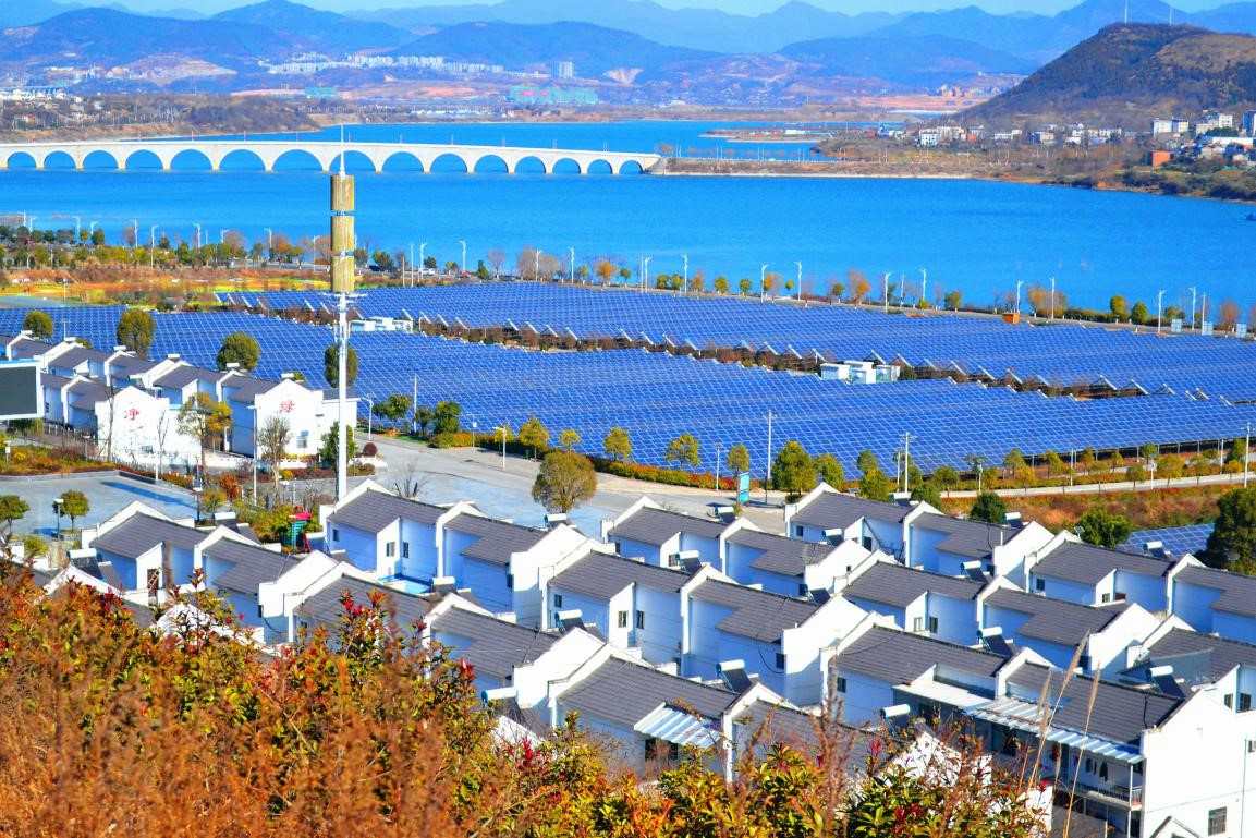 Photo taken on Jan. 11 shows photovoltaic panels set up in a village in Shiyan, central China's Hubei Province. (Photo by Yang Xianyou/People's Daily Online)