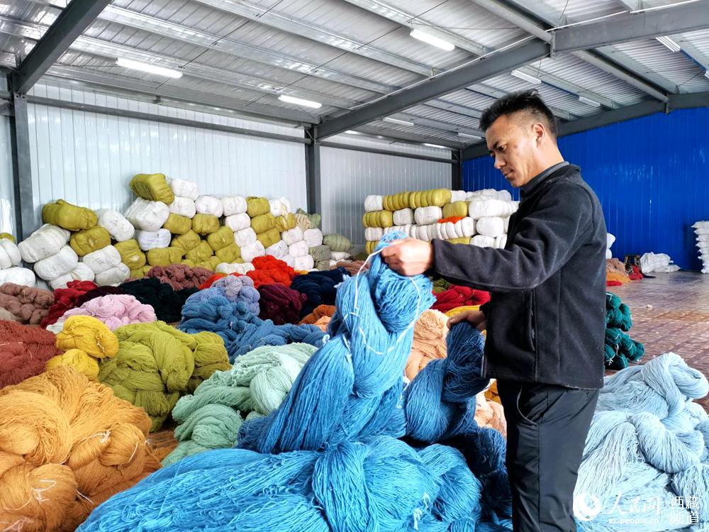 Young entrepreneurs in SW China’s Tibet help improve local people’s lives through traditional carpets