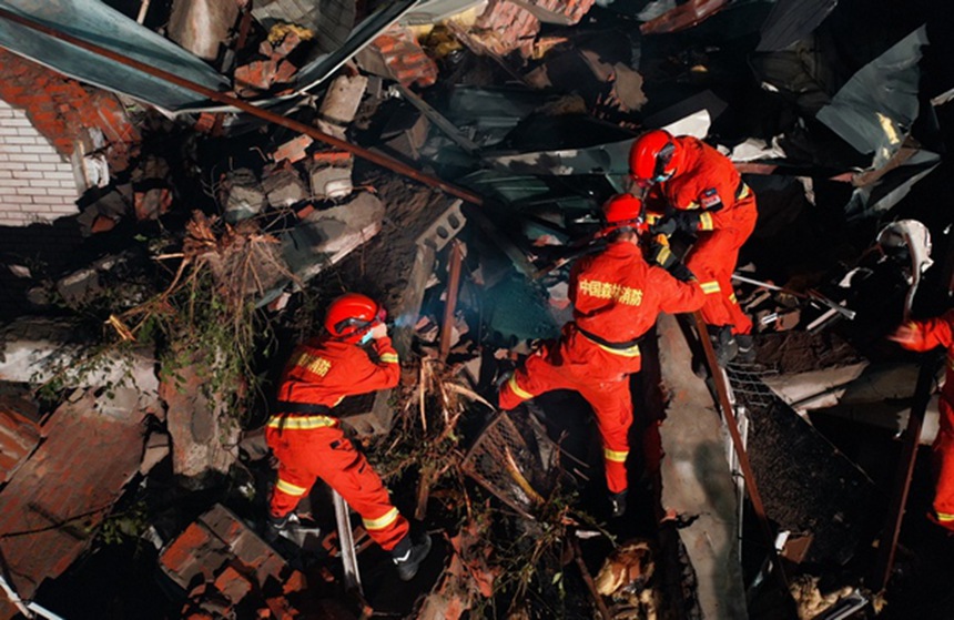 Heroes in harm's way: forest firefighters carry out rescue tasks in NE China's Heilongjiang